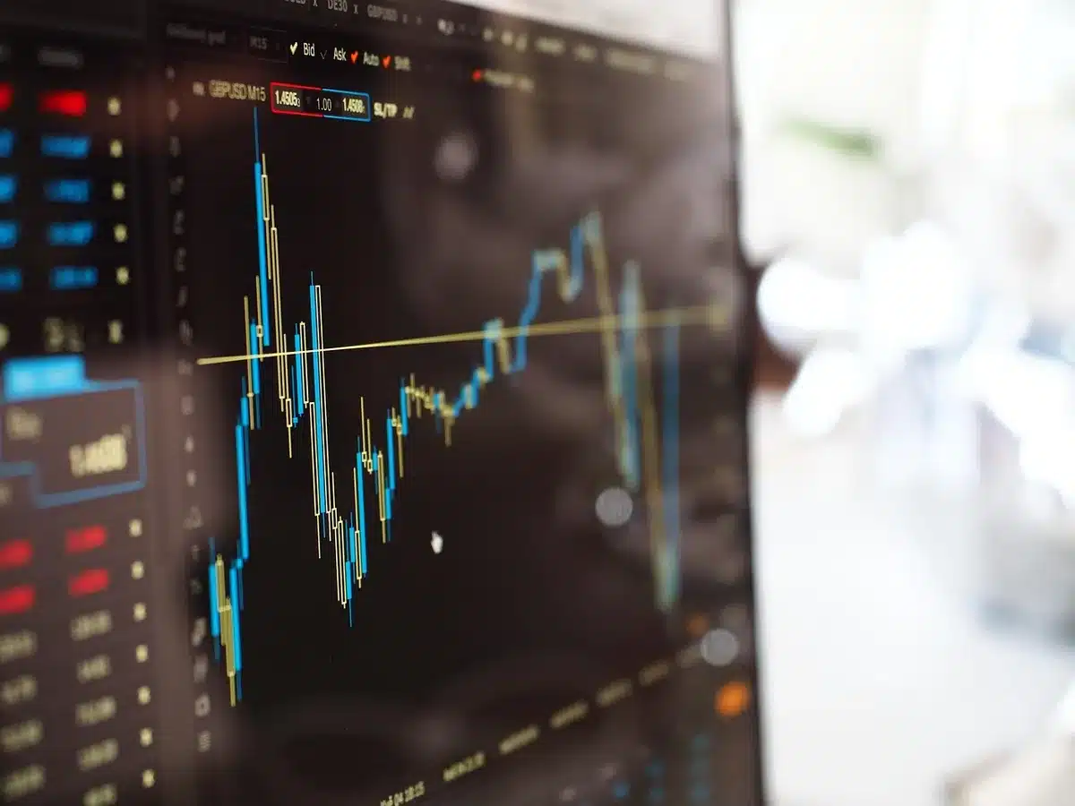 Équipe de trading regardant des écrans avec données sportives