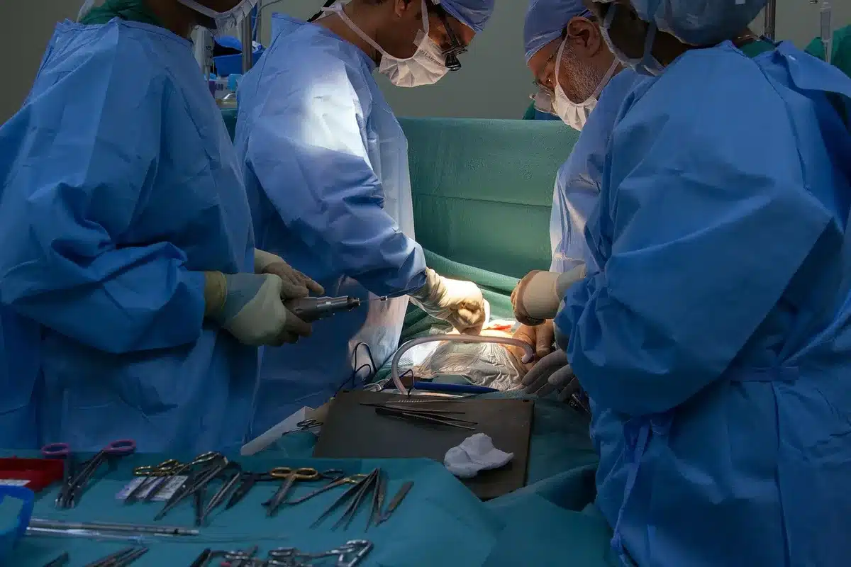 Comptoir administratif d'hôpital avec formulaires et brochure, en journée
