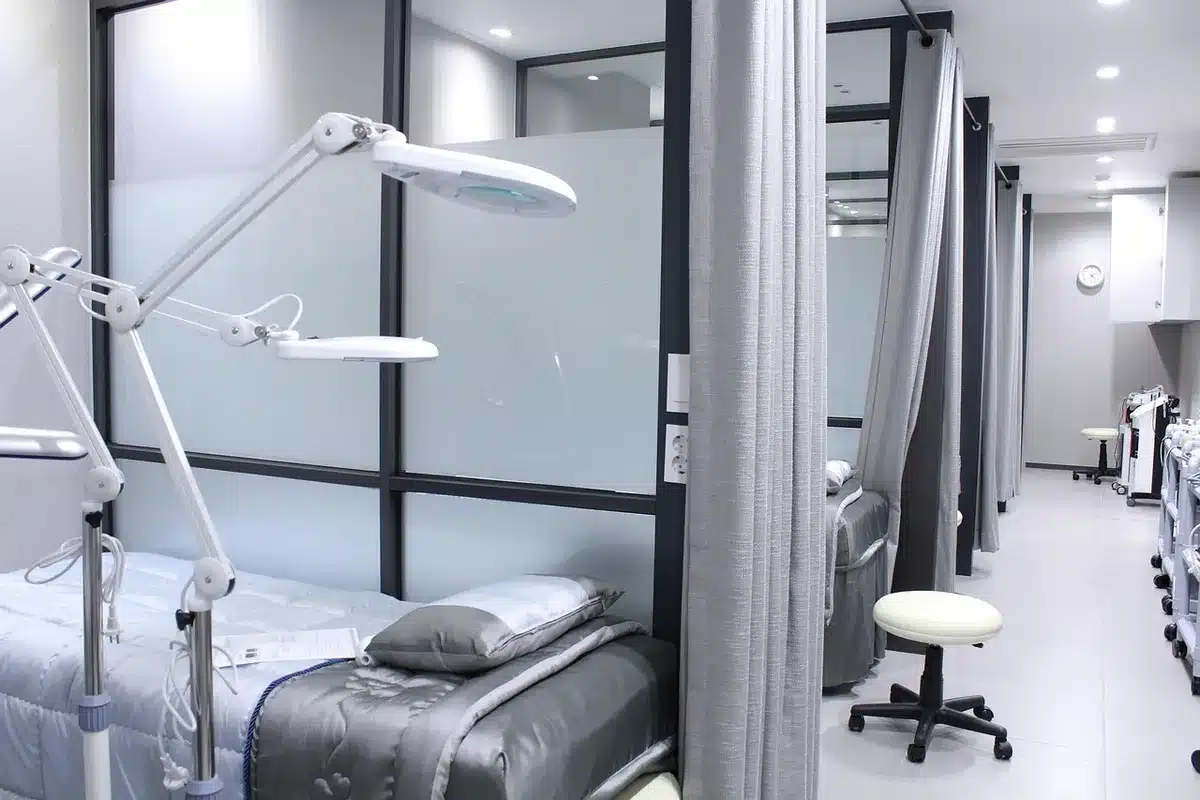 Facture d'hospitalisation posée sur un bureau, calculatrice à côté