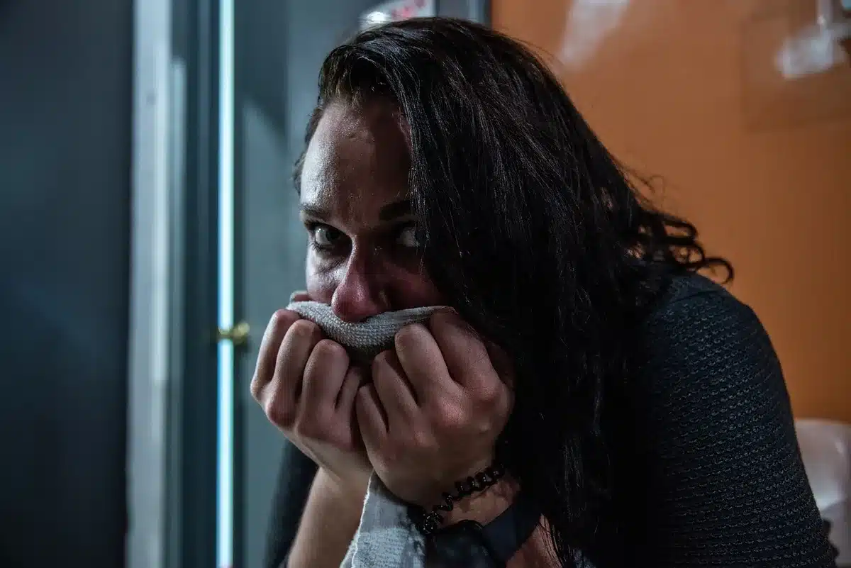 Personne montrant les signes visibles d'une hypoglycémie : tremblements et sueurs