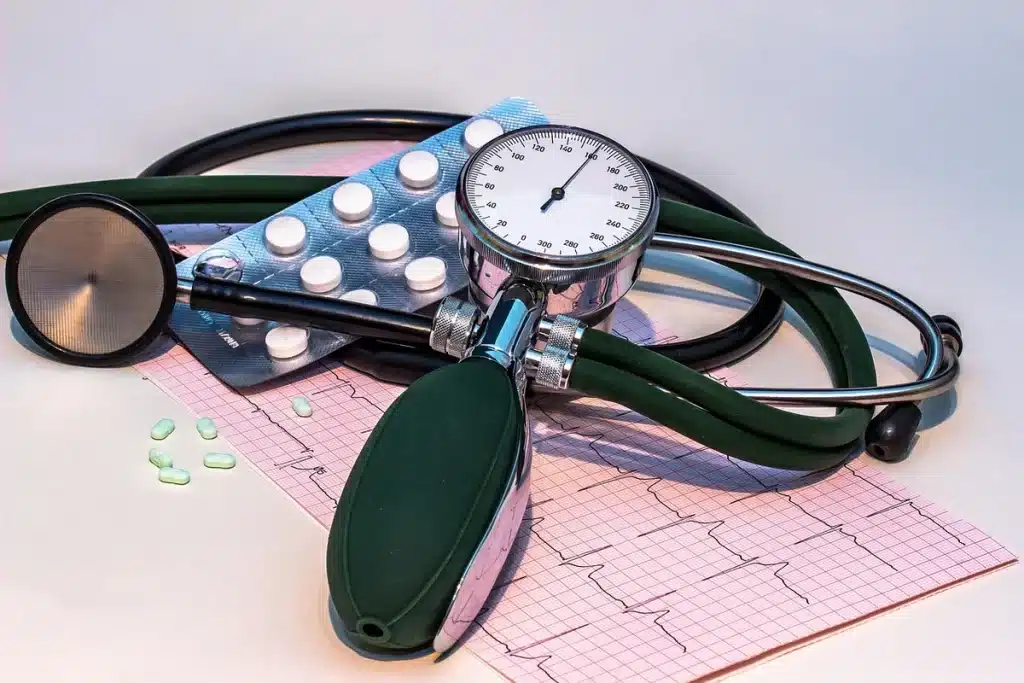 Flacon de prise de sang, stéthoscope et dossier médical sur un bureau clinique