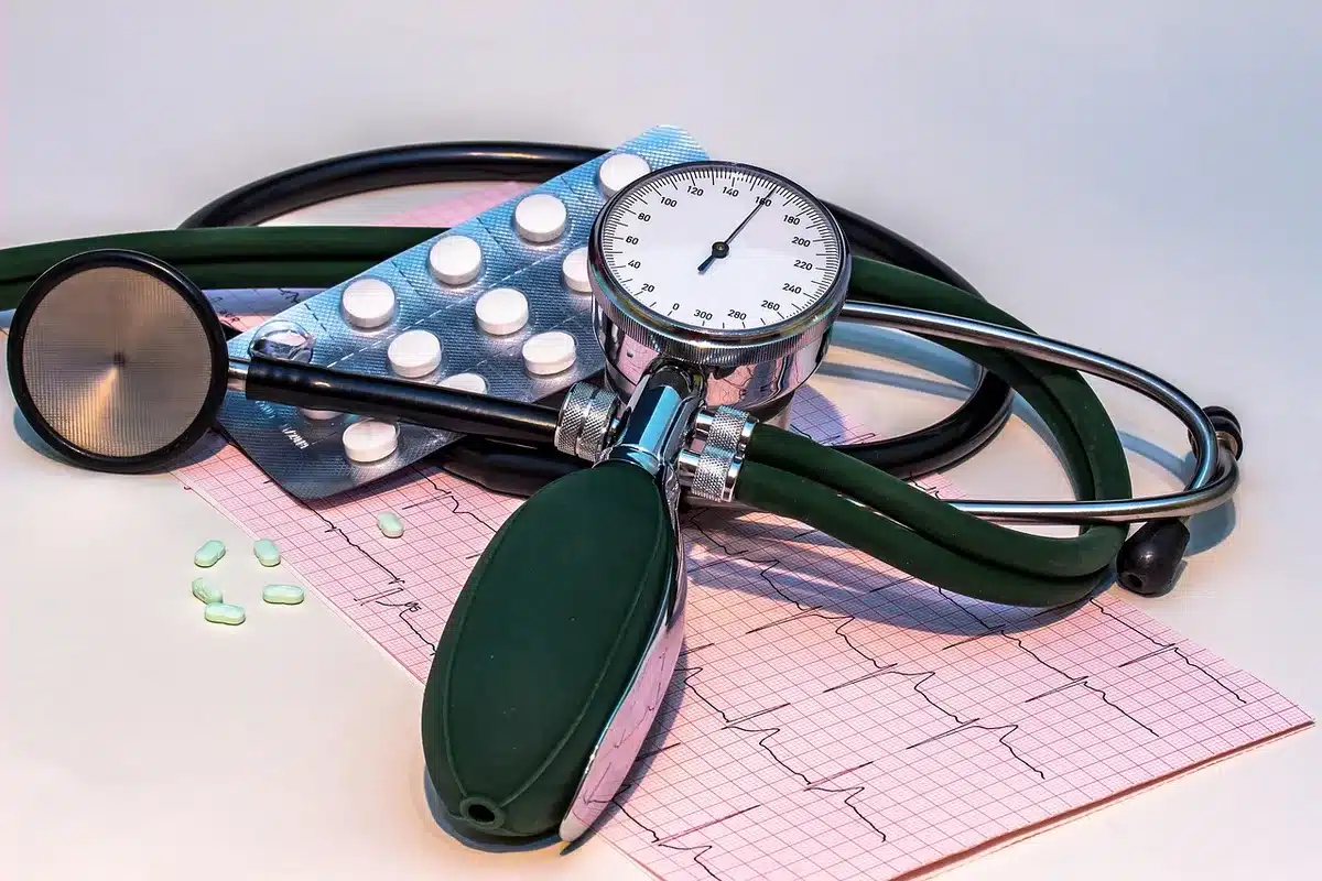Flacon de prise de sang, stéthoscope et dossier médical sur un bureau clinique