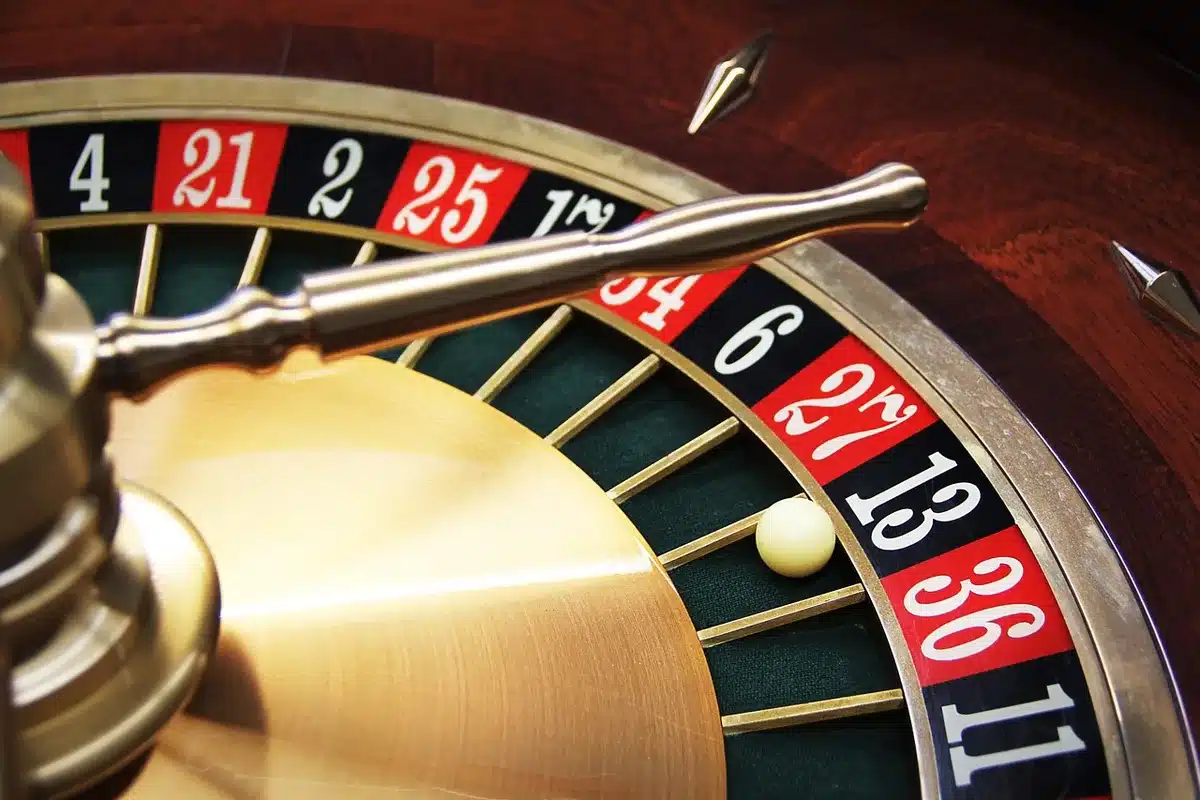 Main réglant des limites de dépôt sur une application de jeu