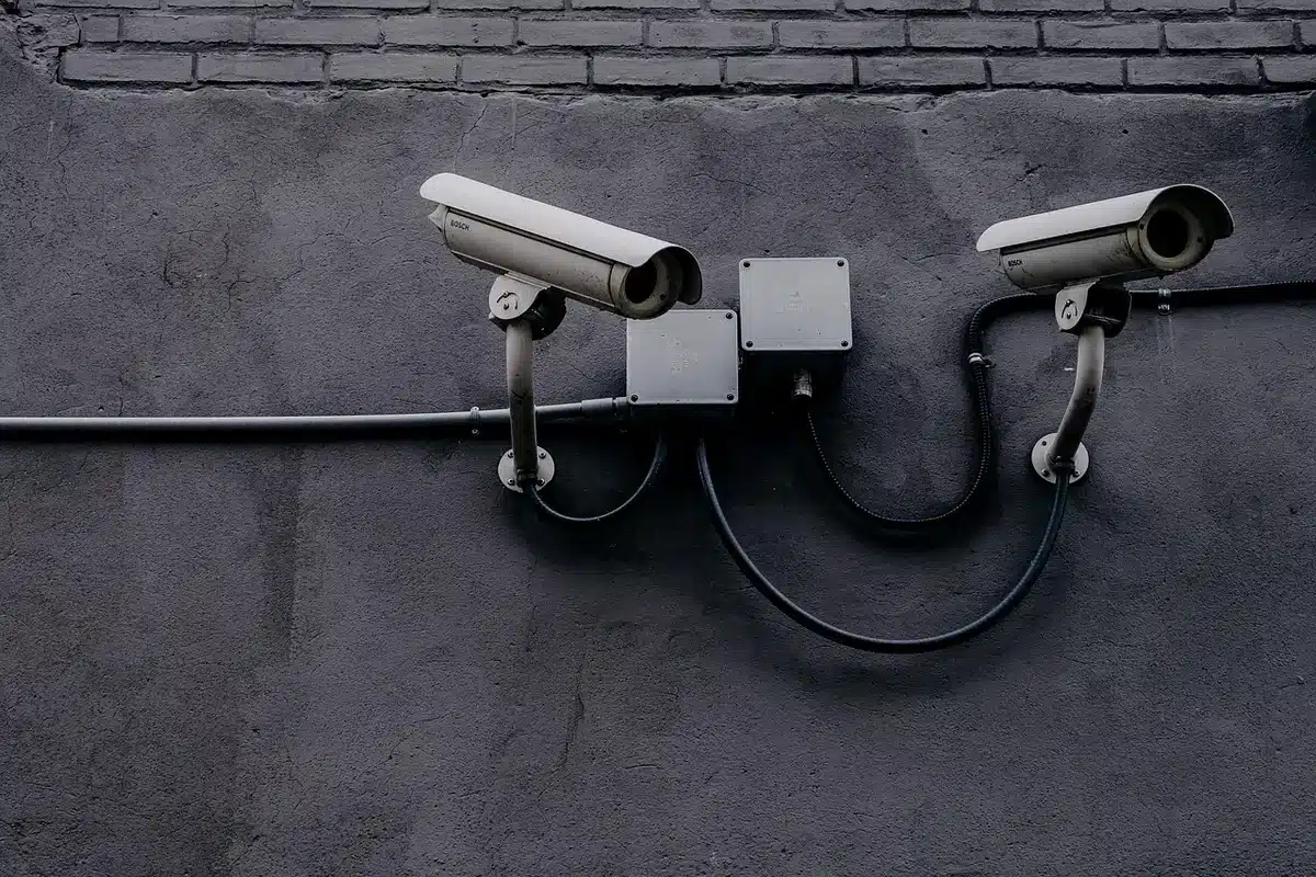 Tableau de bord de surveillance avec alertes et données de transactions