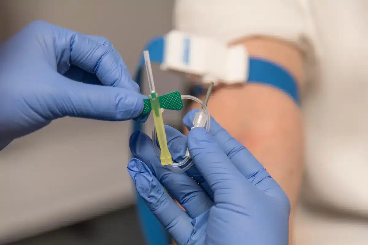 Tubes de prélèvement et matériel de laboratoire sur un plan de travail lumineux