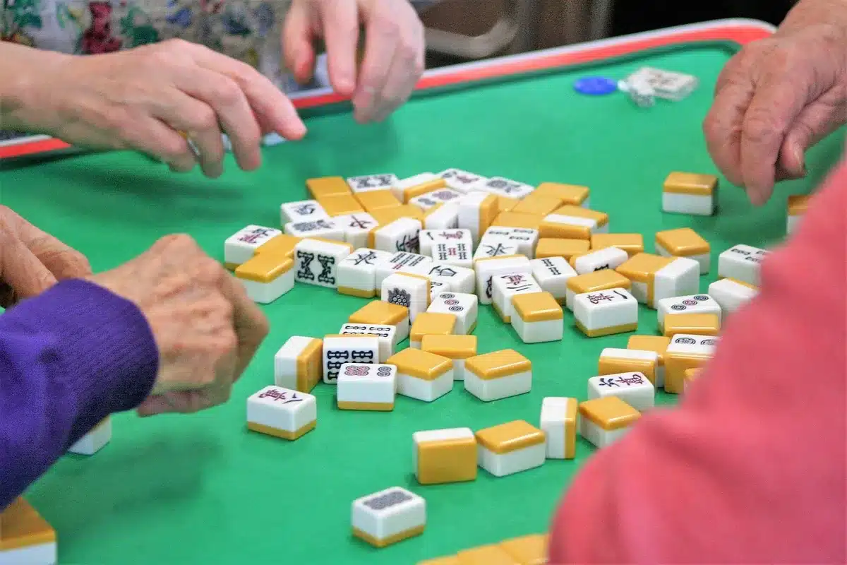 Tuiles de Mahjong regroupées par familles : Cercles, Bambous et Caractères