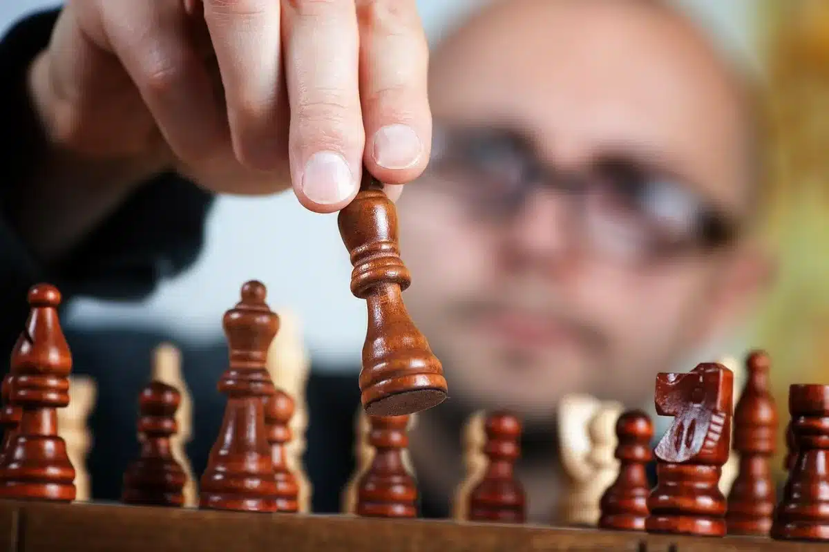 Joueurs autour d'une table de jeu en train de réfléchir à leurs coups