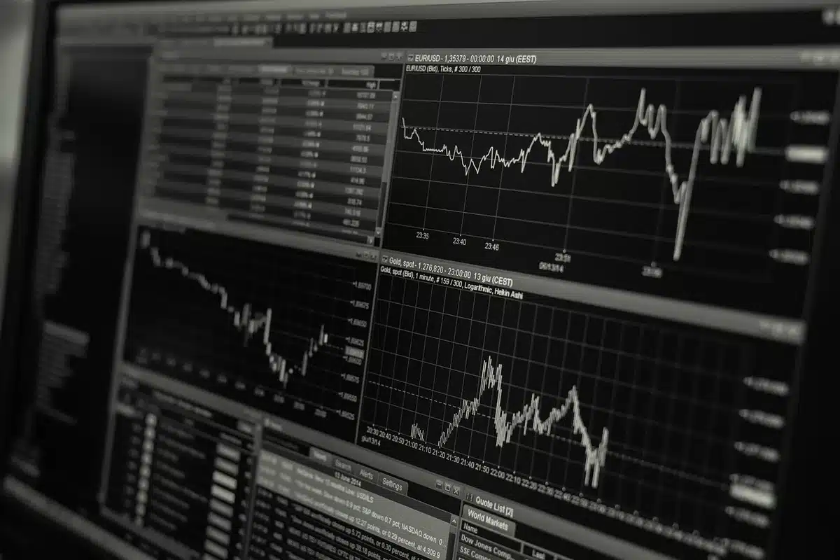Personne examinant attentivement des données financières et des graphiques