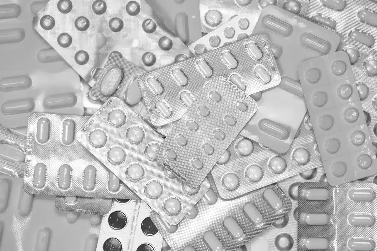 Patient consulté à distance via une borne de téléconsultation en pharmacie