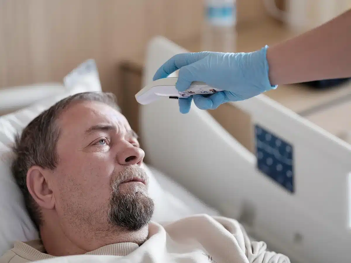 Patient prenant la température indiquant fièvre élevée chez une personne neutropénique