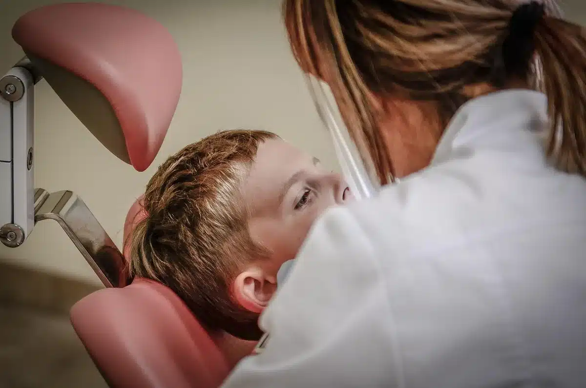 Examen de l'oreille à l'aide d'un otoscope par un professionnel de santé