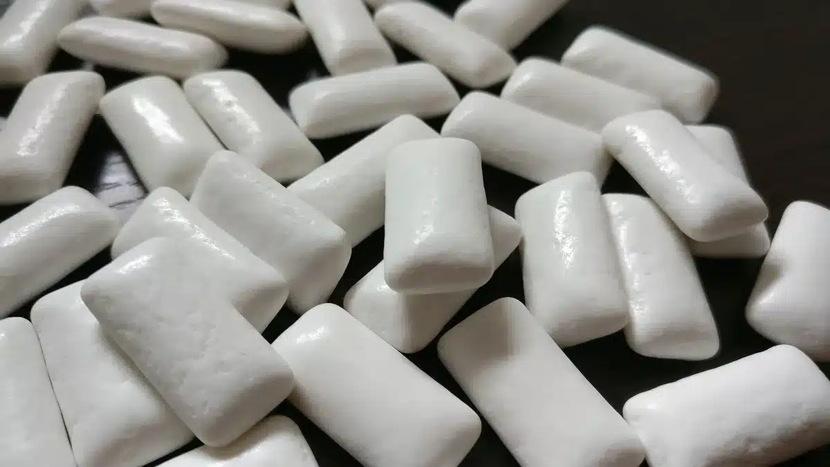Personne mâchant un chewing-gum pour équilibrer la pression auriculaire.