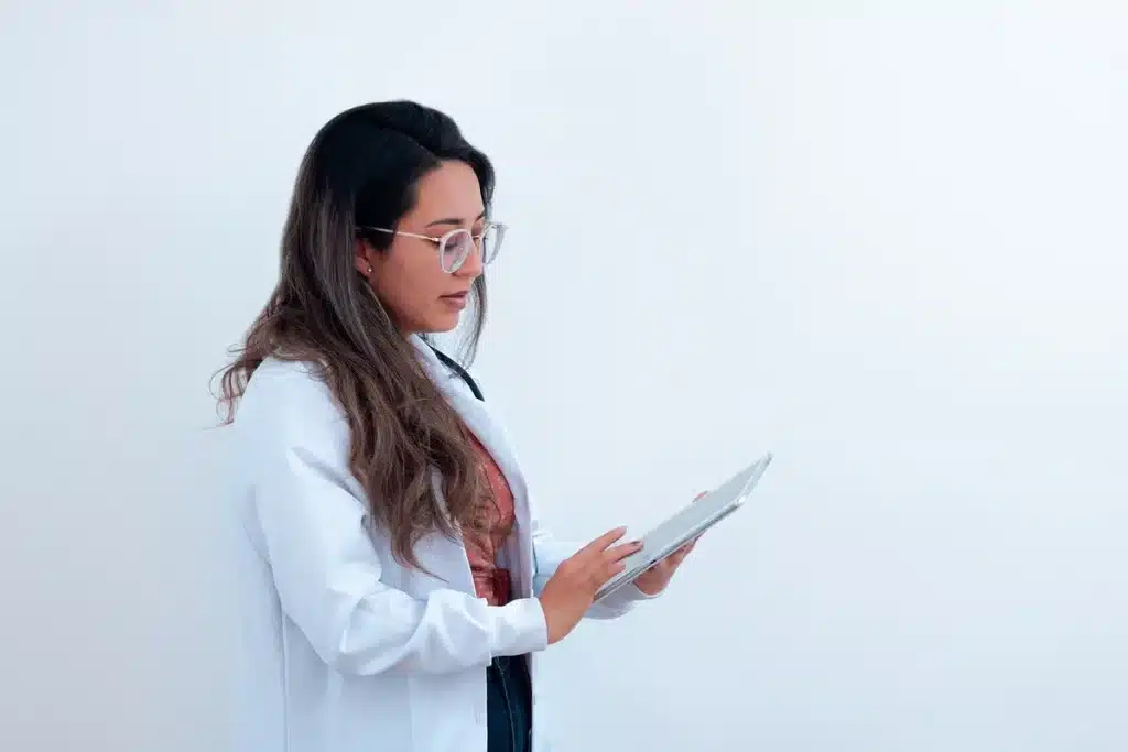 Documents médicaux et formulaires d'assurance sur un bureau avec stéthoscope