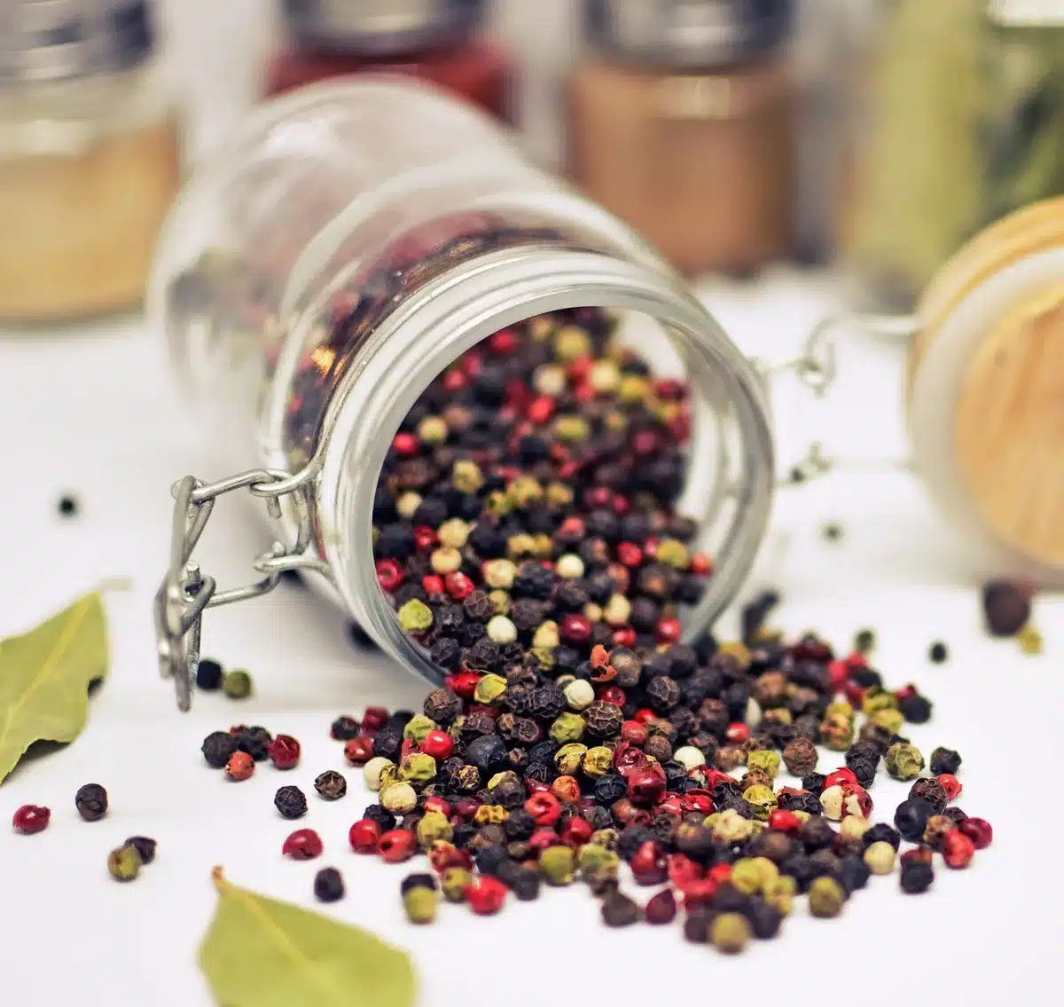 Petits bocaux hermétiques d'épices rangés sur une étagère de cuisine