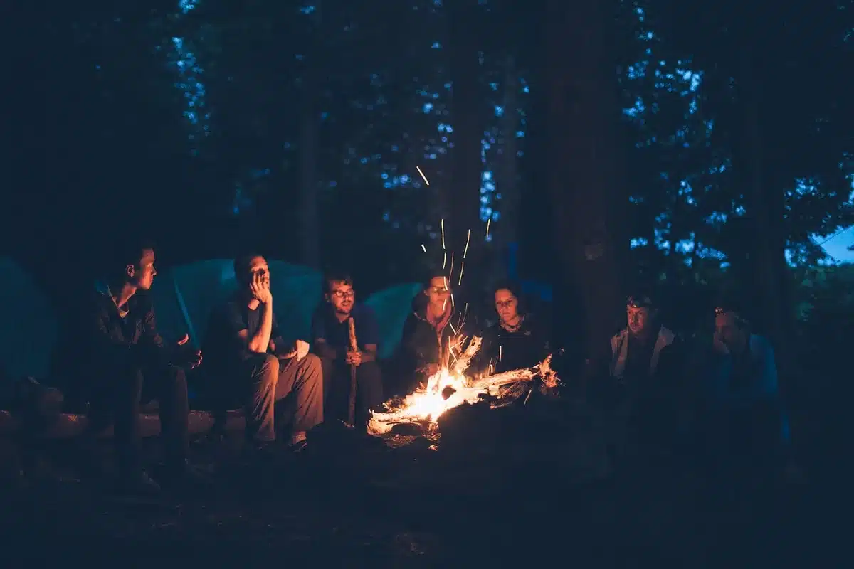 Un groupe de personnes participe ensemble à un atelier créatif dans un cadre convivial