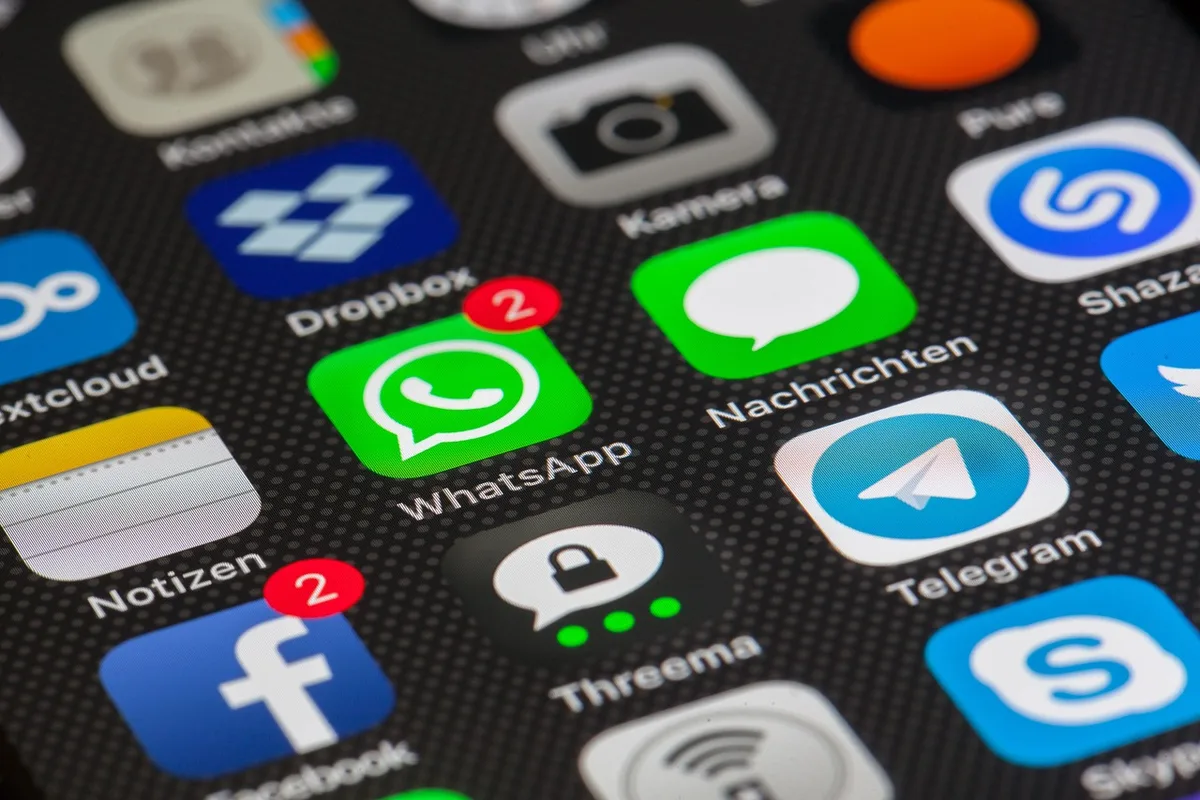 Personne utilisant son téléphone pour consulter des applications de réseautage social