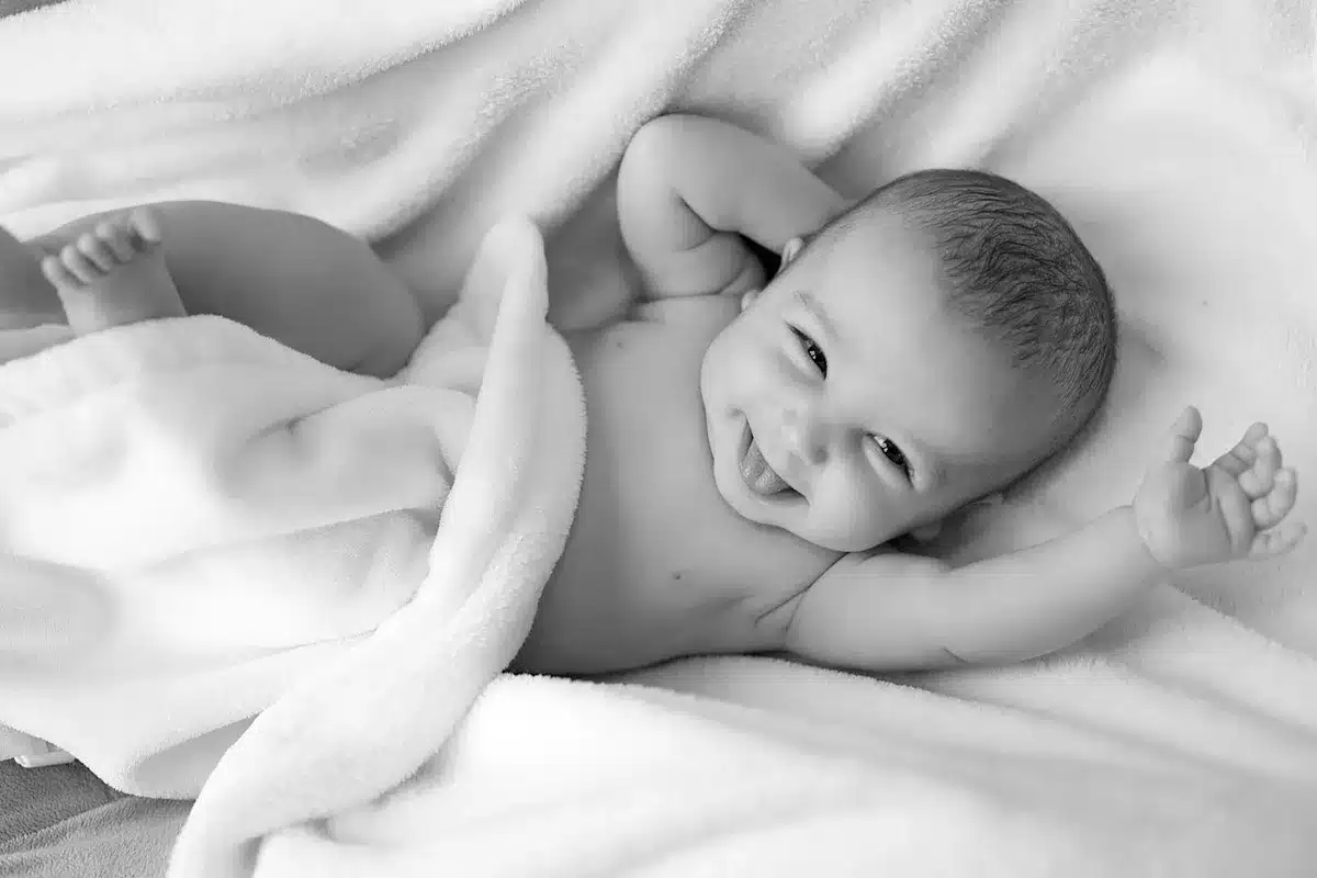 Parent donnant un bain tiède à un bébé dans une chambre lumineuse avant le coucher