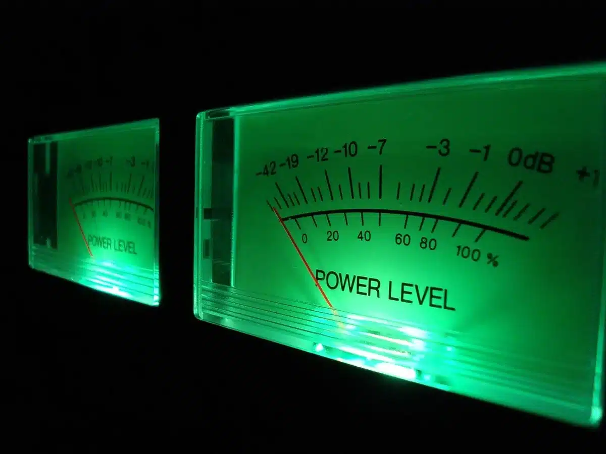 Sonomètre et échelle en décibels montrant 0 à 120 dB