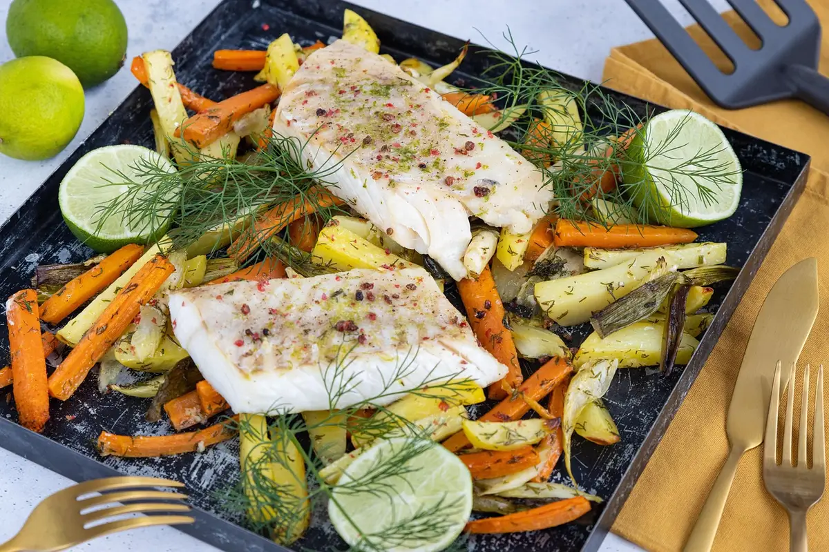 Assiette colorée avec légumes variés et herbes fraîches pour stimuler l'appétit