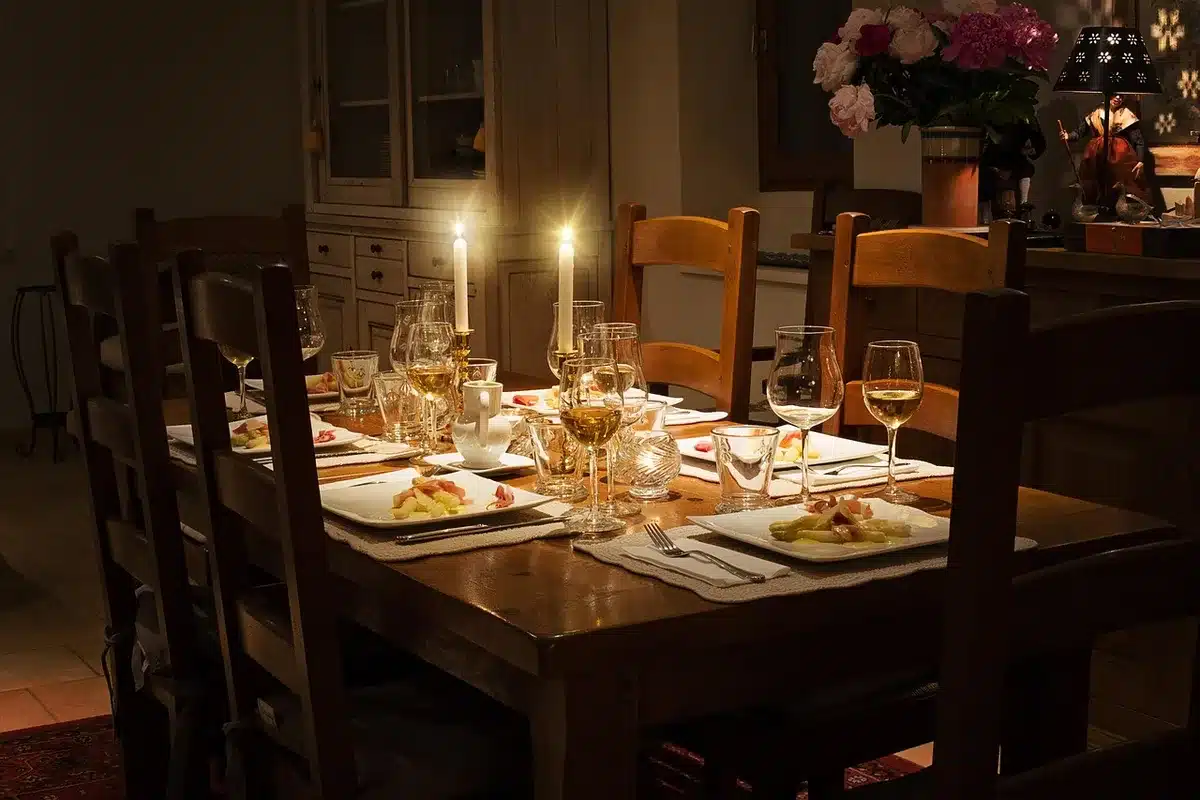 Personnes âgées partageant un repas ensemble autour d'une table