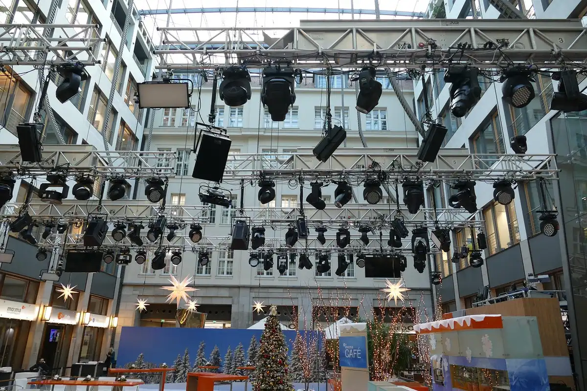 Personne augmentant le volume d'une télévision dans un salon lumineux