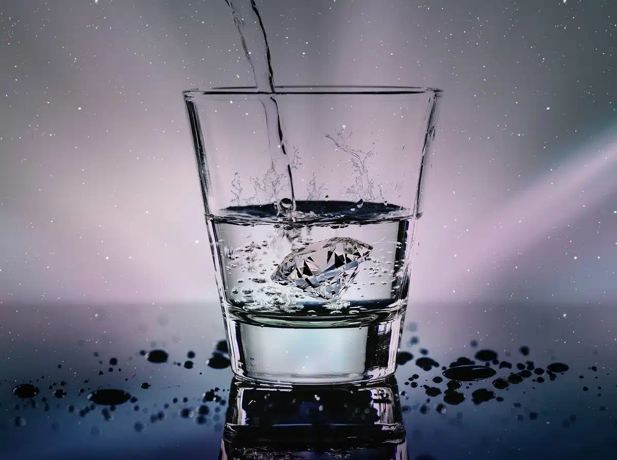 Personne buvant un verre d'eau pour se réhydrater