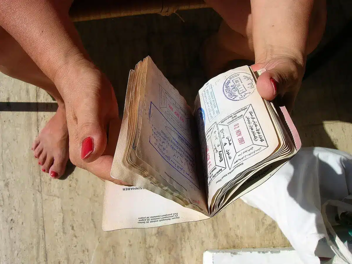 Passeport et copies de documents de voyage rangés dans une pochette