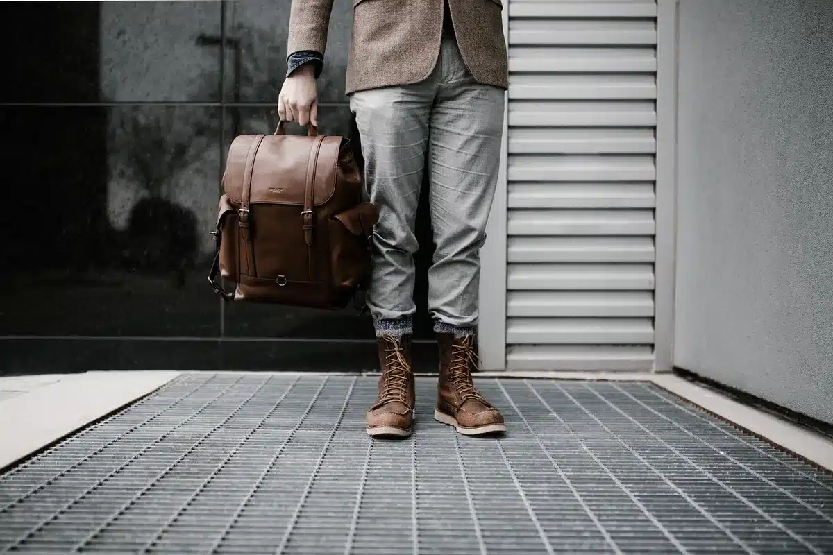 Sac à dos de voyage léger avec vêtements roulés et trousse organisée