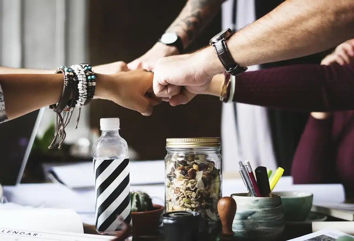 Main posant des documents simples et chiffres de vente sur une table