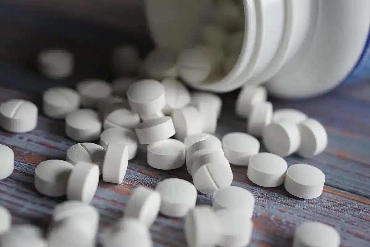 Ordonnance et devis posés sur une table pour remboursement