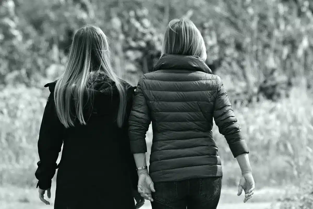 Mains appliquant une pression sur un point d'acupression sur l'avant-bras