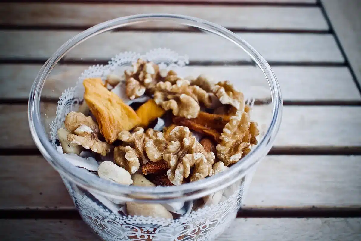 Smoothie nutritif et yaourt avec graines, facile à consommer pour diminuer l'appétit