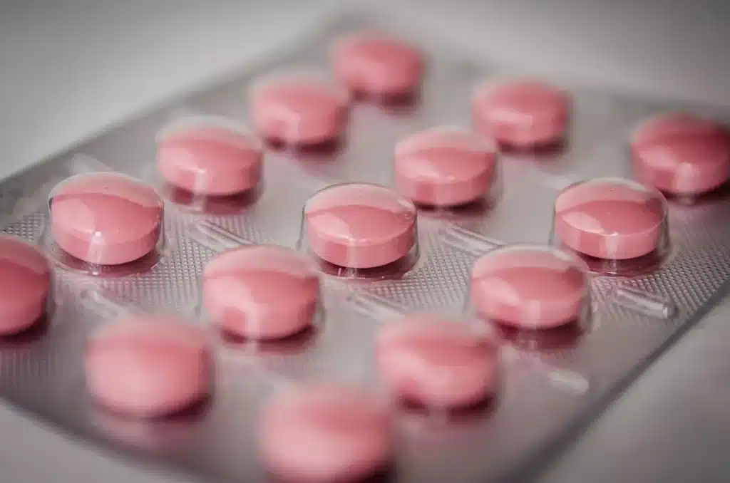 Petit assistant d'écoute sur un comptoir de pharmacie éclairé par la lumière du jour
