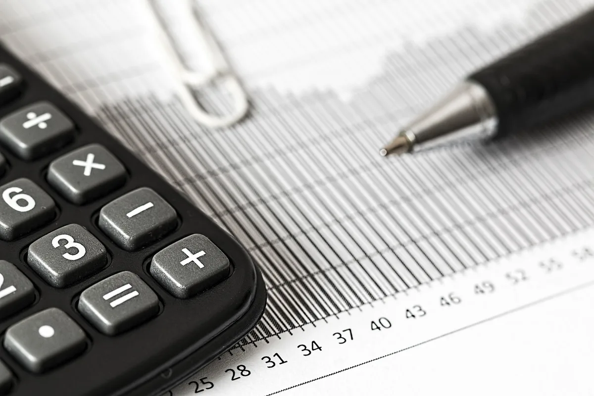 Documents de remboursement et calculatrice sur un bureau