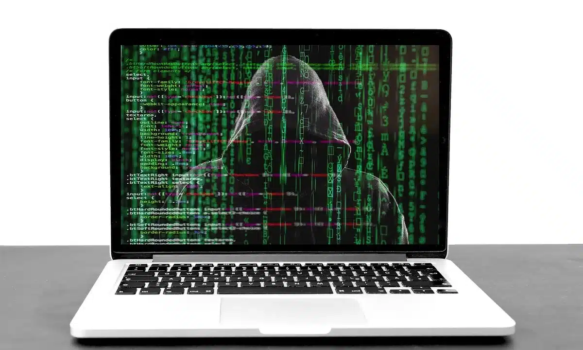 Écran d'ordinateur affichant un courriel suspect avec un point d'exclamation