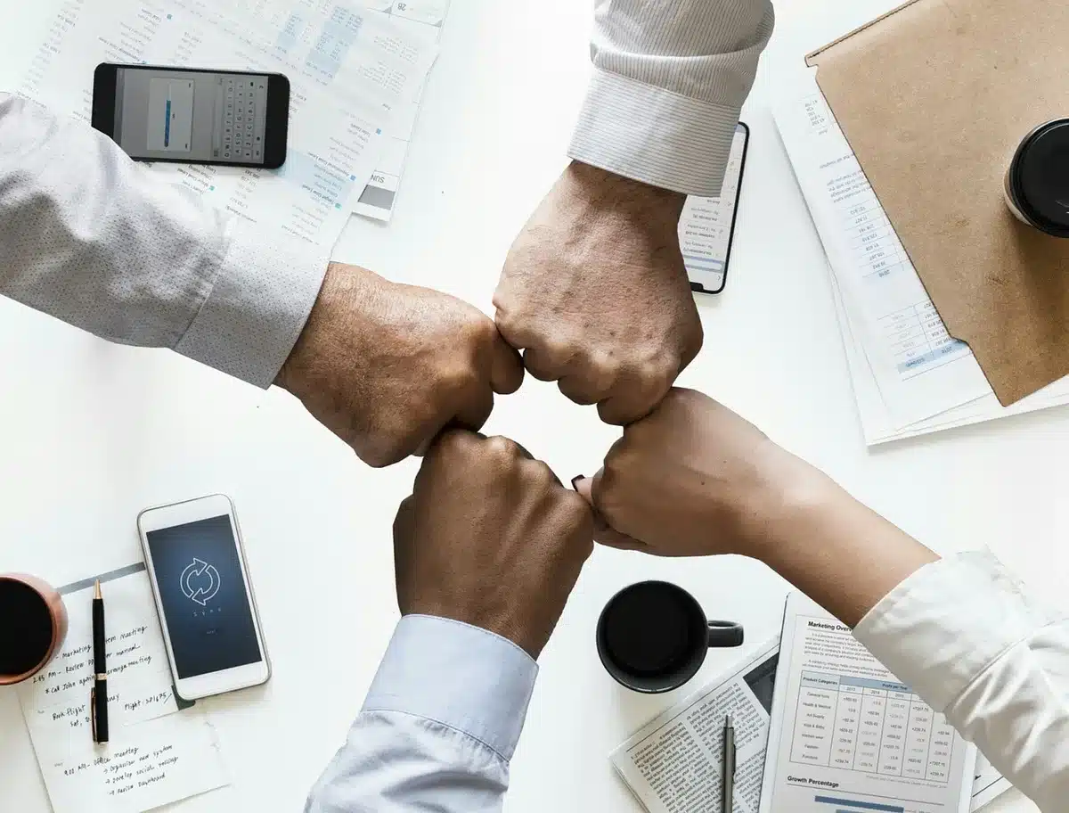 Professionnels de santé discutant d’un plan régional autour de documents