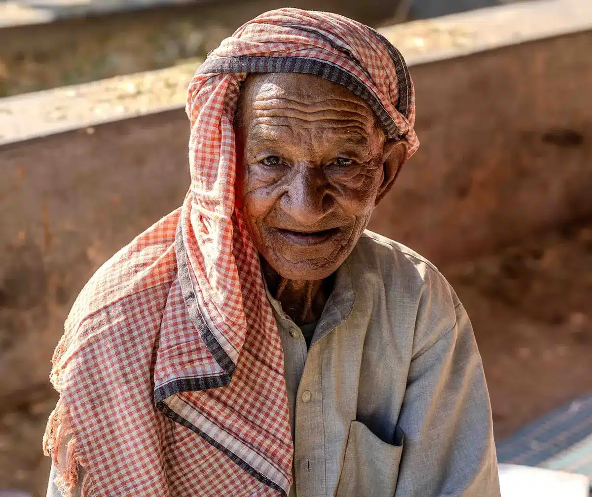 Senior assis sur une chaise avec soutien lombaire