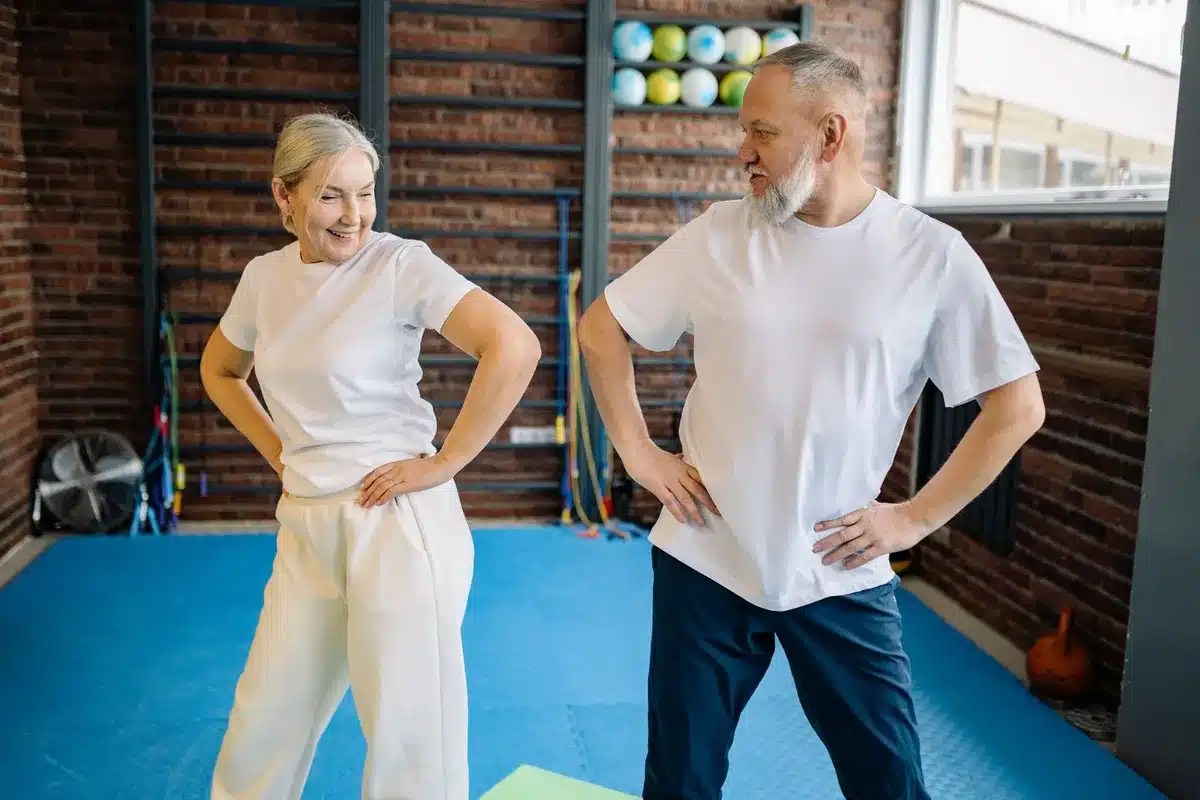 Personne âgée effectuant des exercices doux du dos à domicile