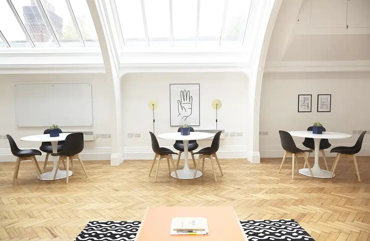 Cabinet de gynécologue lumineux avec chaise et instruments non identifiants