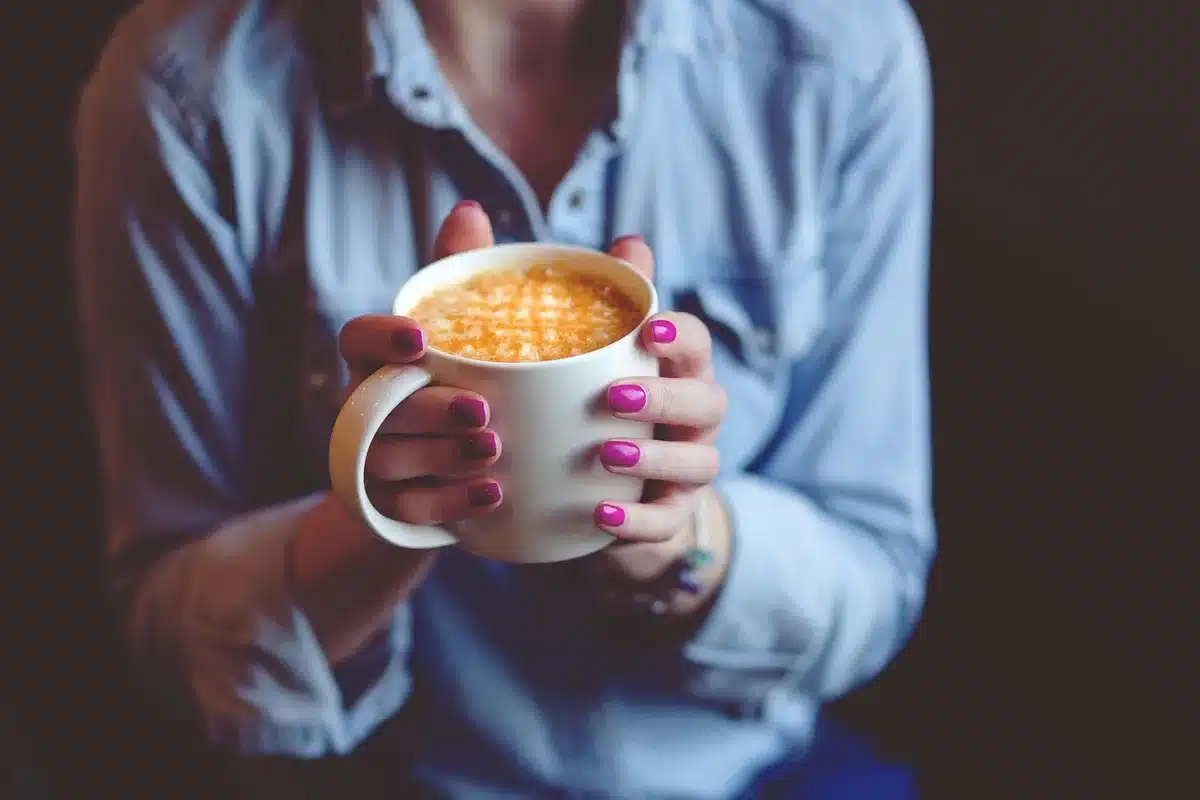 Gros plan sur une mousse légère d'émulsion de café obtenue au mixeur