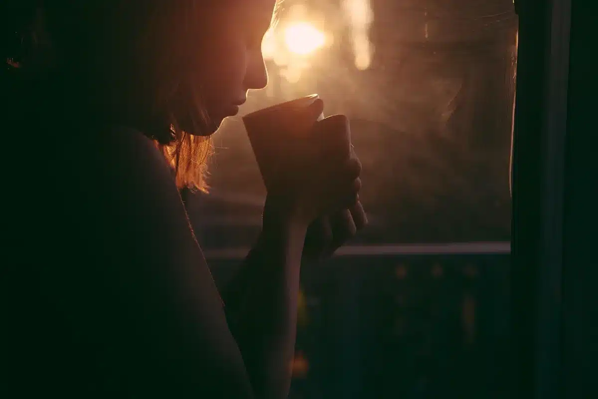 Tasse de café à côté d'une balance et d'une feuille de calcul des doses