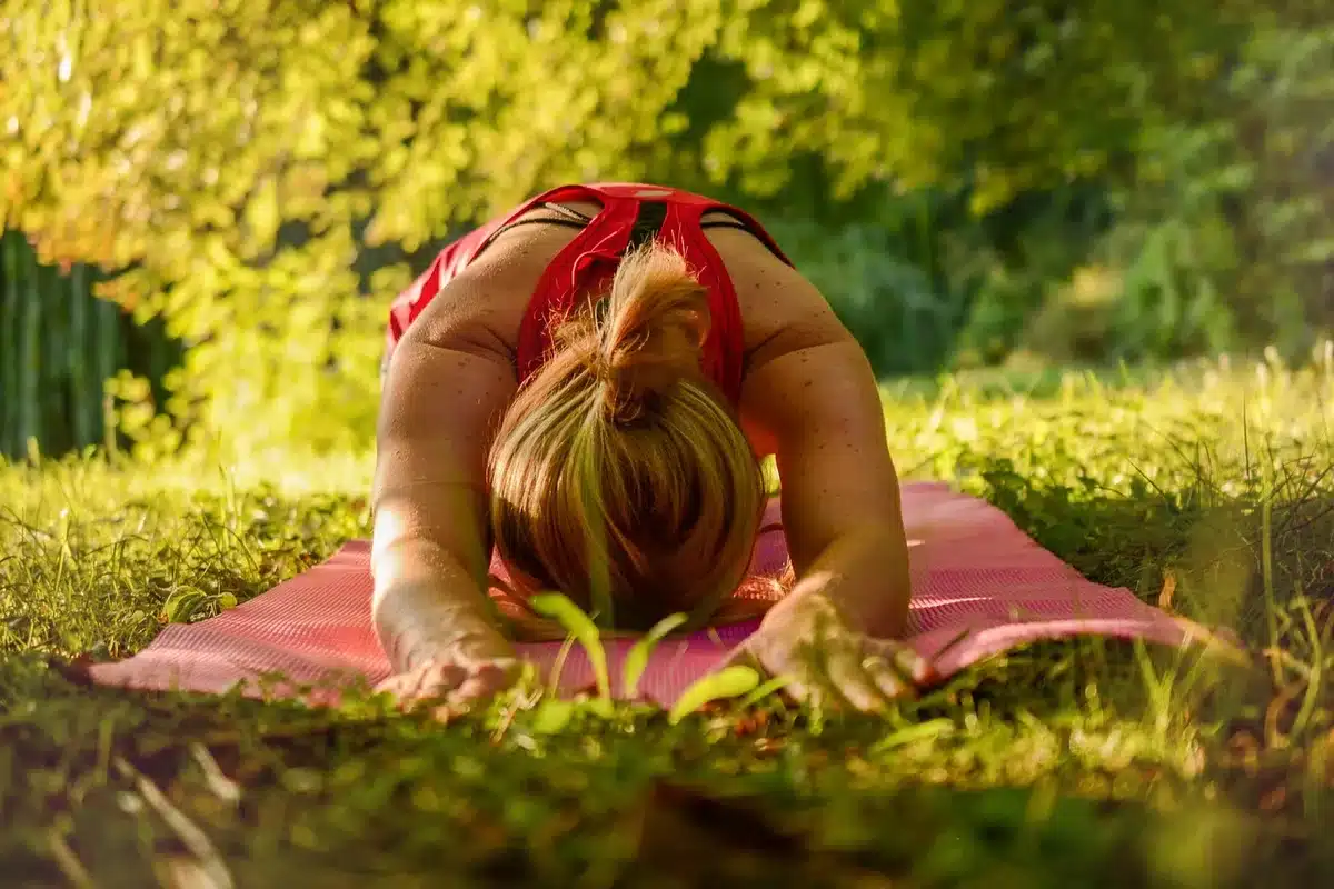 Personne s'échauffant dans une salle de sport baignée de lumière naturelle