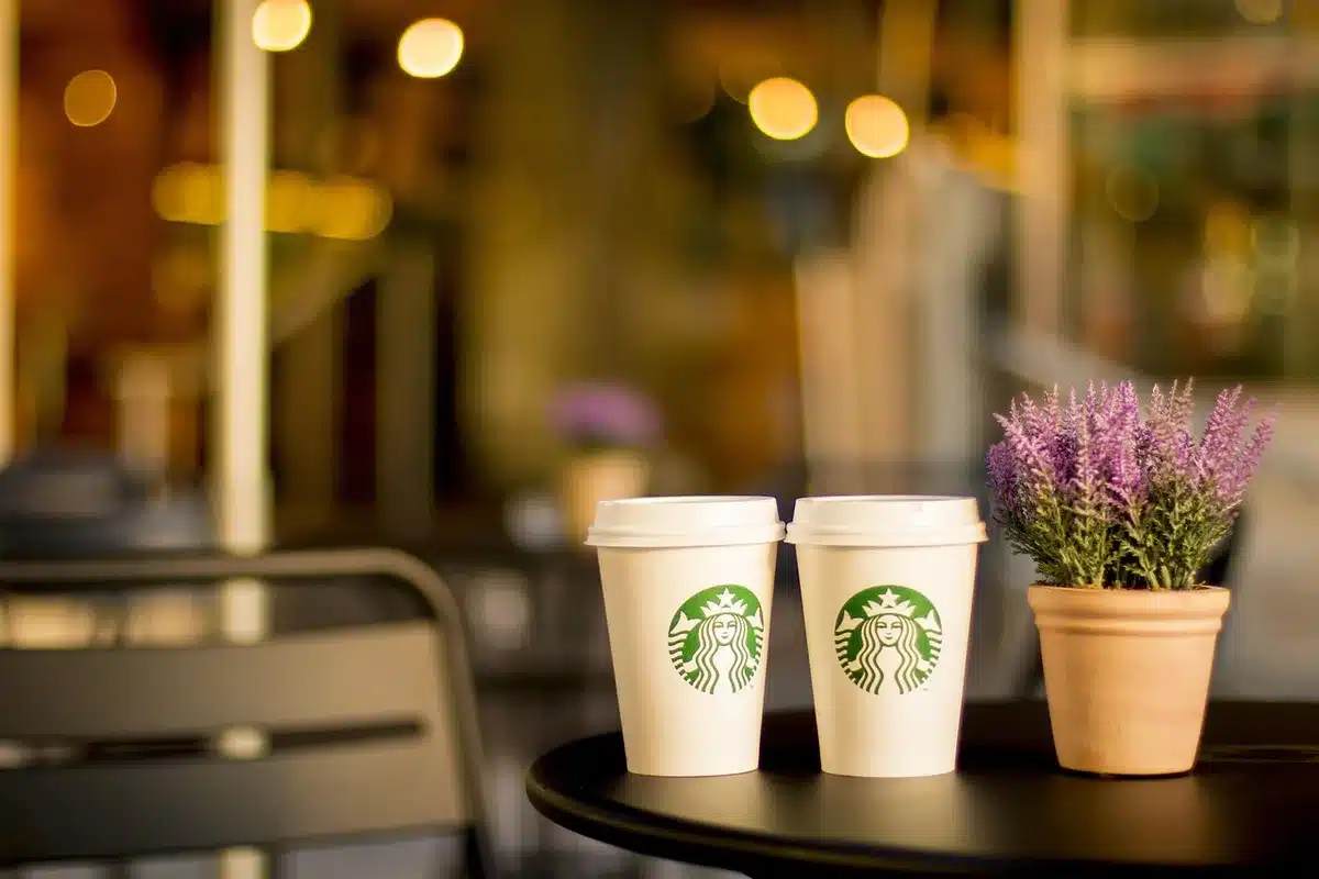 Tasse de café et balance de cuisine indiquant dosage de caféine