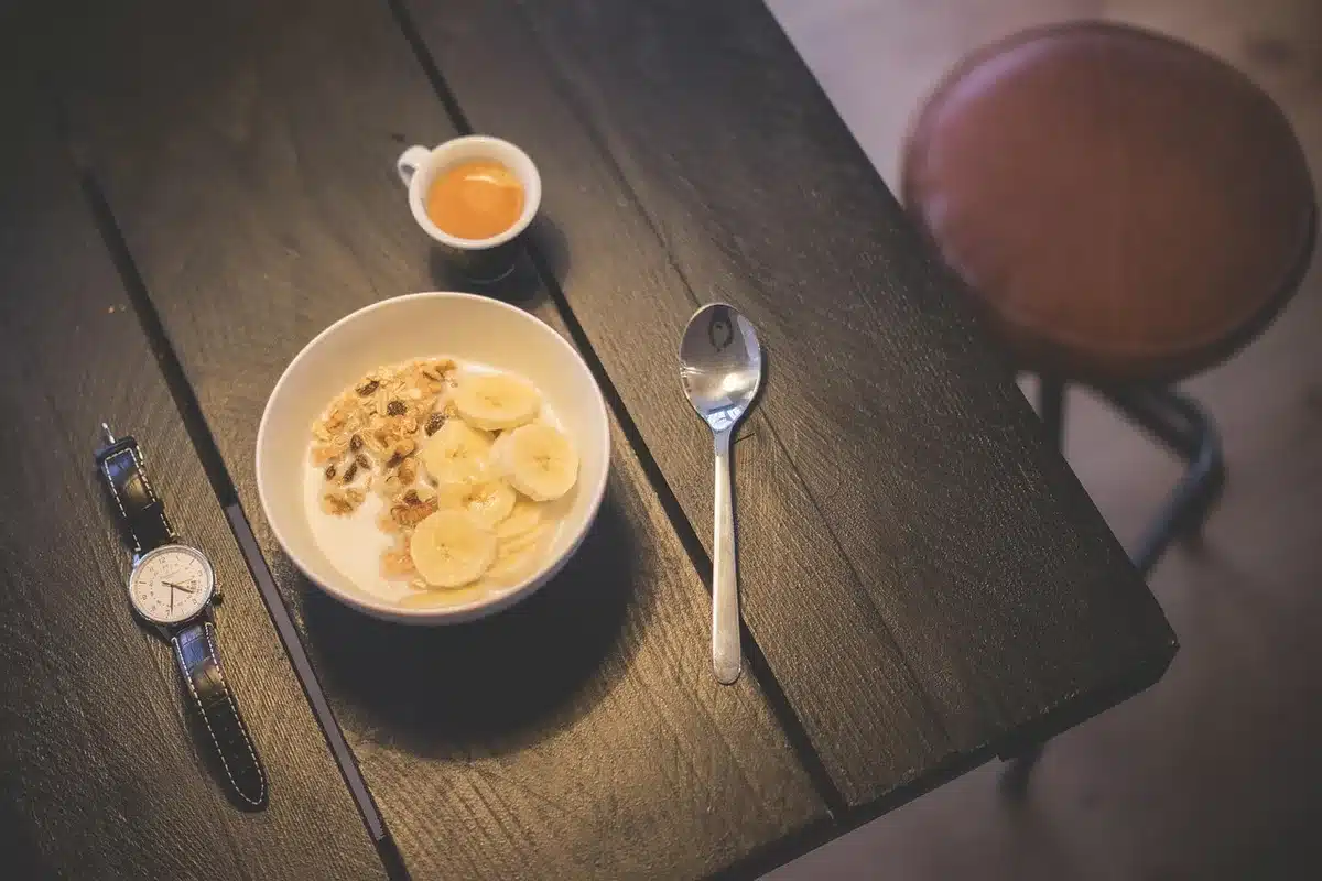 Bol de flocons d'avoine avec fruits sur une table