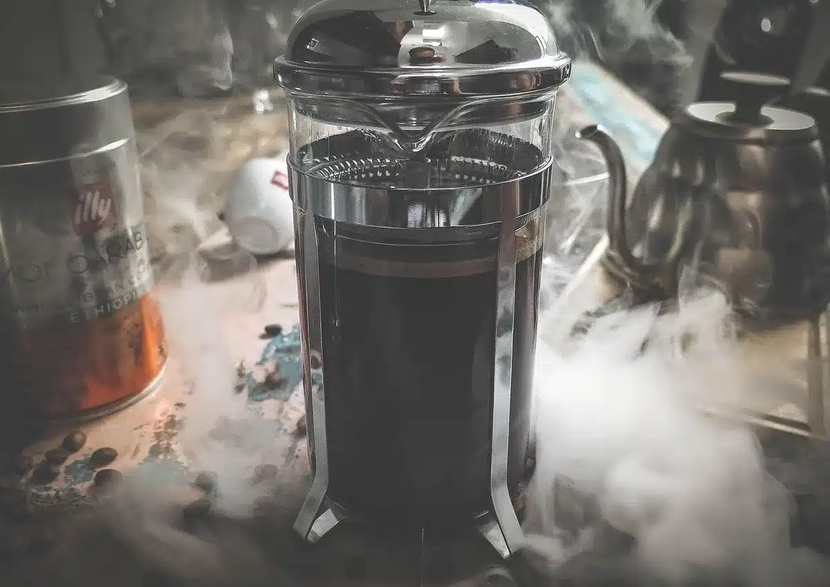 Cafetière à piston utilisée pour préparer une cold foam dans une cuisine en journée