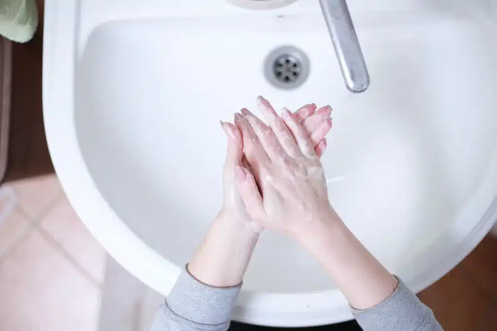 Salle de bain lumineuse avec savons et shampoing solide sur un porte-savon drainant