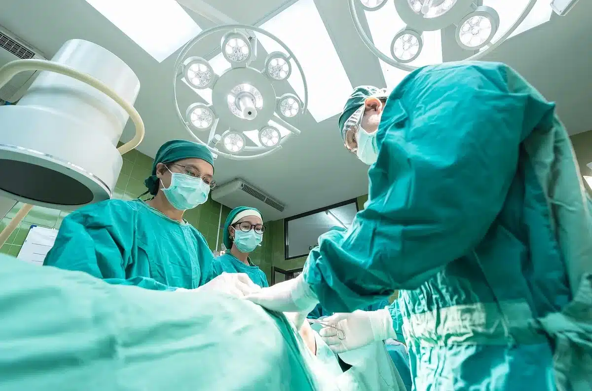 Professionnels de santé triant des dossiers et prélèvements pour laboratoire