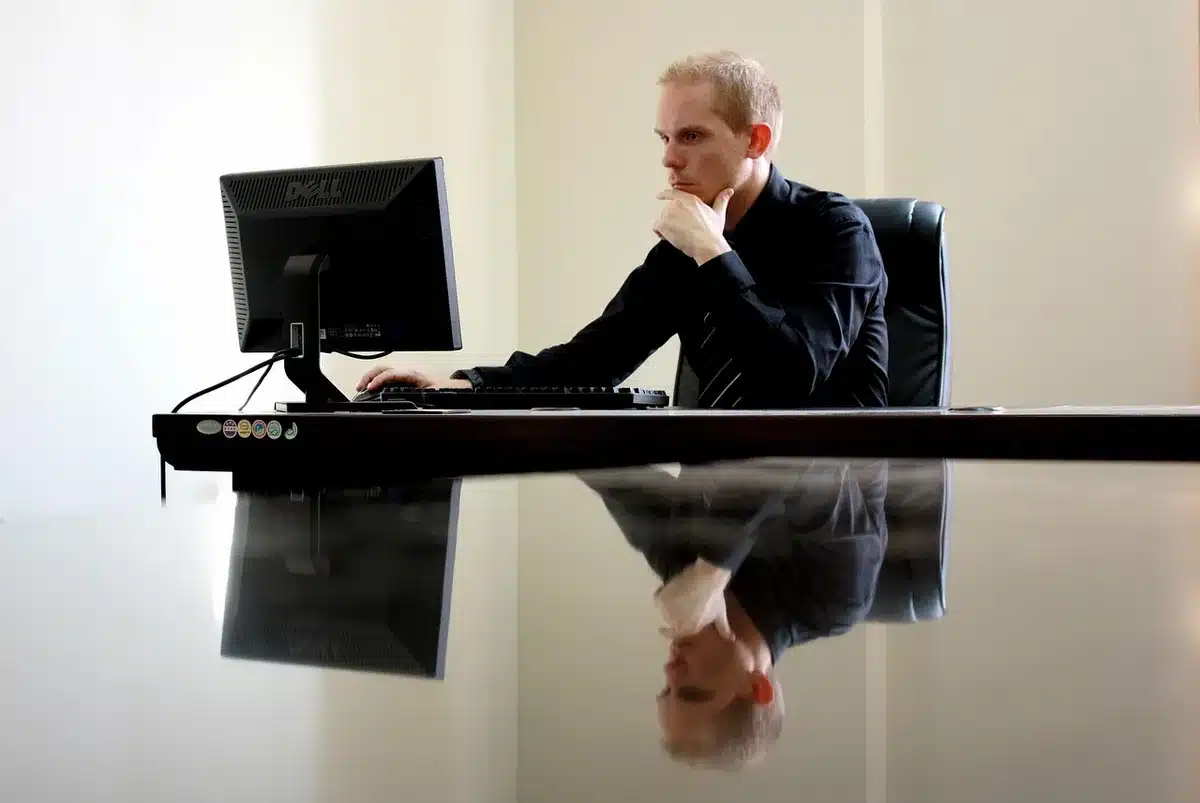 Réglages d'accoudoirs et coussin lombaire sur une chaise de bureau