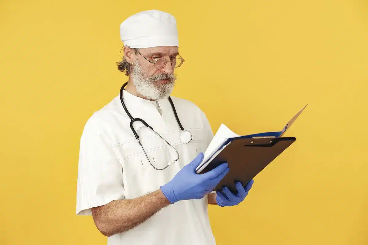 Médecin en consultation examinant des résultats d'analyses sanguines à la lumière du jour
