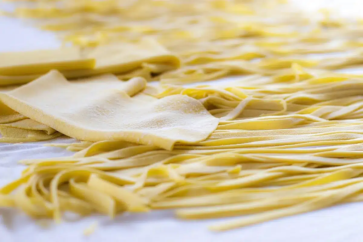 Mains mesurant de la farine dans une cuisine en plein jour
